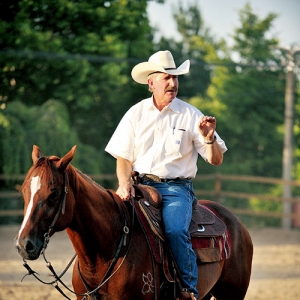 道格·米霍蘭德：一面是儒雅教師，一面是西部牛仔