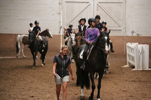 以馬術(shù)教育，重塑青少年人生發(fā)展——探訪青奧馬術(shù)海外訓練營 ...